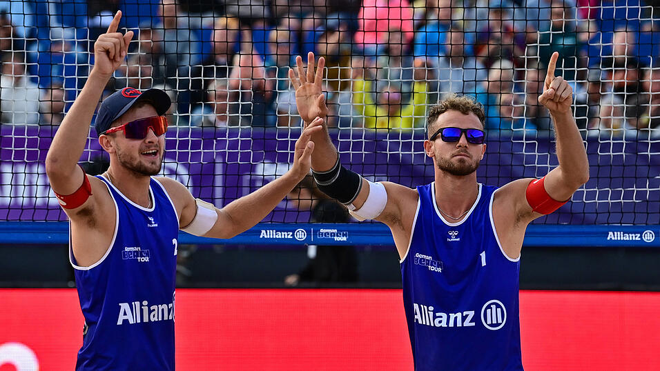 FINGERZEIGE F&Uuml;R DIE ZUKUNFT: Benedikt (links) und Jonas Sagstetter feierten in der vergangenen Beach-Saison mit der deutschen Vizemeisterschaft ihren gr&ouml;&szlig;ten Erfolg. Ab sofort baggern und schmettern die Br&uuml;der aus Landshut nur noch im Sand - und wollen wieder hoch hinaus.