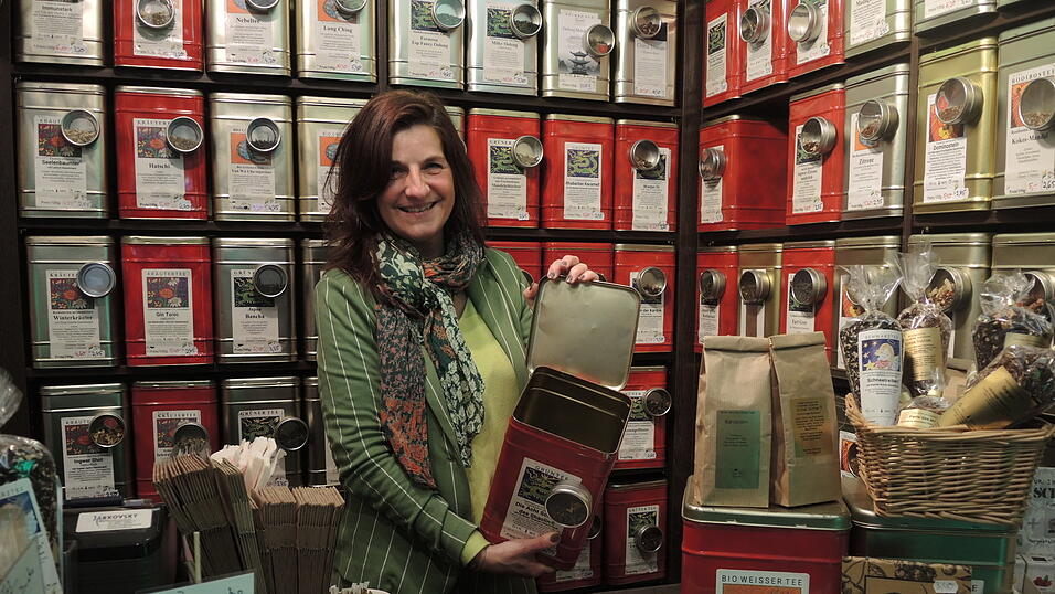 1998 hat Gabriele Schmid den Teetempel in Deggendorf - damals noch an anderem Standort an der Bahnhofstraße - eröffnet. Jetzt sucht sie für das bestens etablierte Geschäft in der Innenstadt einen Nachfolger. 1998 hat Gabriele Schmid den Teetempel in Deggendorf - damals noch an anderem Standort an der Bahnhofstraße - eröffnet. Jetzt sucht sie für das bestens etablierte Geschäft in der Innenstadt einen Nachfolger.