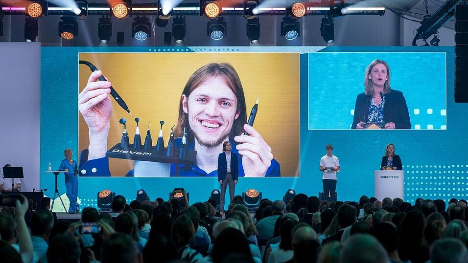 Julian Scharnowski aus Baden-Württemberg erhielt den Bundespreis für die beste interdisziplinäre Arbeit. Julian Scharnowski aus Baden-Württemberg erhielt den Bundespreis für die beste interdisziplinäre Arbeit.