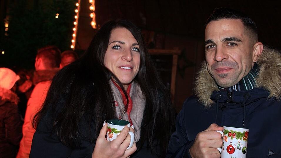 Seit einigen Jahren gehört auch die Weihnachtspyramide am Bischof-Sailer-Platz zur festen Institution zur Weihnachtszeit in Landshut, und ist vor allem bei der jüngeren Generation sehr beliebt. Seit einigen Jahren gehört auch die Weihnachtspyramide am Bischof-Sailer-Platz zur festen Institution zur Weihnachtszeit in Landshut, und ist vor allem bei der jüngeren Generation sehr beliebt.