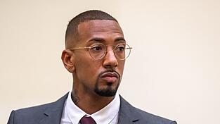 Jérôme Boateng zu Beginn des Berufungsprozesses im Gerichtssaal.