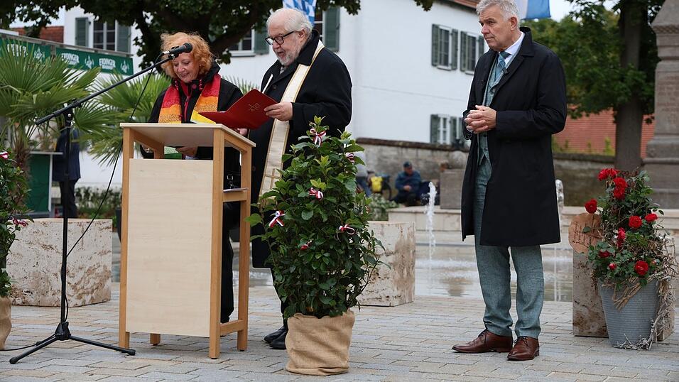 Bürgermeister Josef Dollinger (r.) mit Martina Weise und Reinhold Föckersperger, die den kirchlichen Segen erteilten.