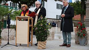 Bürgermeister Josef Dollinger (r.) mit Martina Weise und Reinhold Föckersperger, die den kirchlichen Segen erteilten.