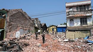 Unzählige Häuser stürzten bei dem Erdbeben der Stärke 7,7 ein. (Archivbild) Unzählige Häuser stürzten bei dem Erdbeben der Stärke 7,7 ein. (Archivbild)