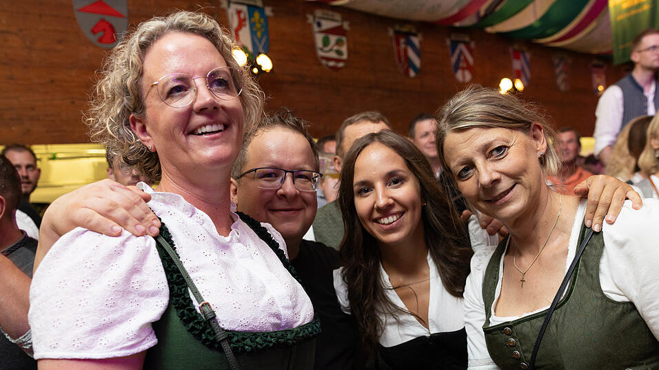 Als die Kapelle Josef Menzl am Montag, 10. August, im Festzelt Weckmann aufspielte, war die Stimmung ausgelassen. Als die Kapelle Josef Menzl am Montag, 10. August, im Festzelt Weckmann aufspielte, war die Stimmung ausgelassen.