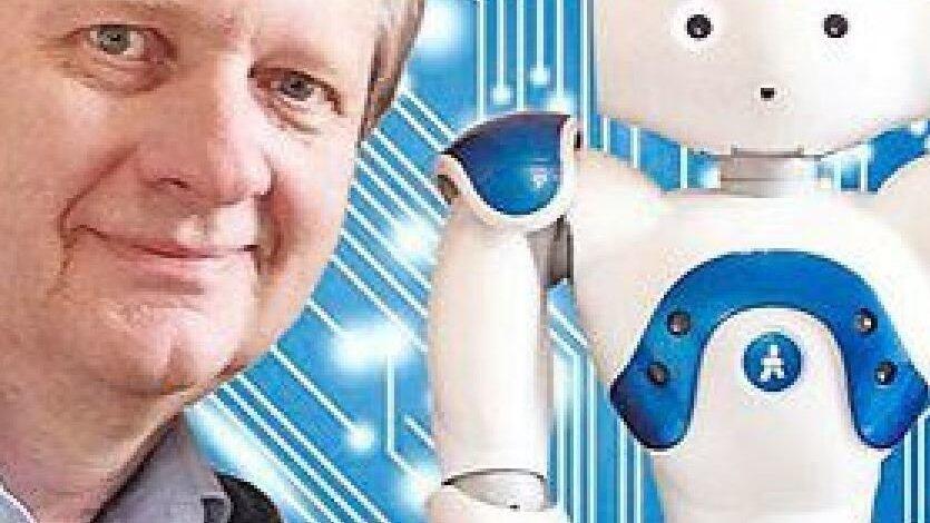 Ulrich Eberl mit Roboter.