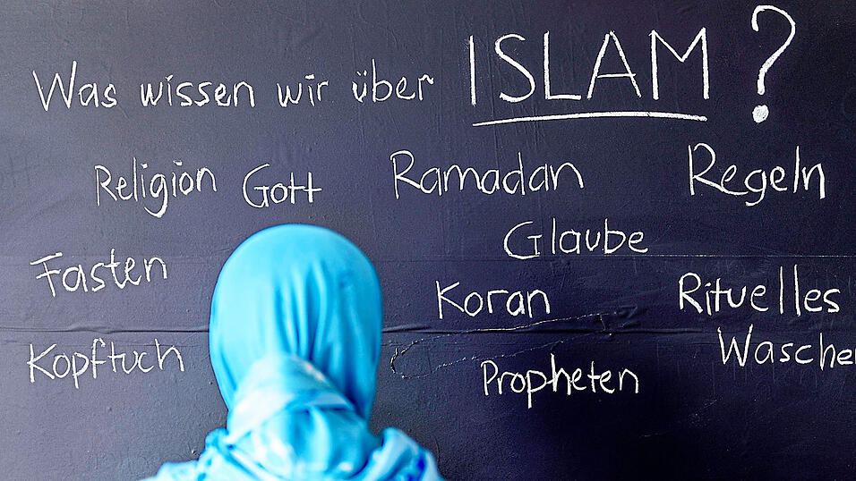 An etwa 350 Schulen in Bayern lernen muslimische Sch&uuml;ler im islamischen Unterricht Wissen &uuml;ber ihren Glauben - bald als fest etabliertes Wahlpflichtfach als Alternative zum Ethikunterricht.