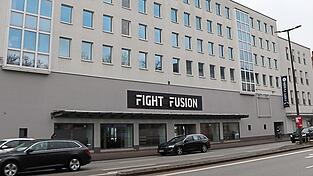 Dort, wo früher 'Küche Aktiv' war, ist heute die Kampfsportschule. Dort, wo früher 'Küche Aktiv' war, ist heute die Kampfsportschule.