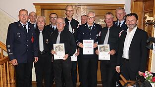 Für langjährige Vereinszugehörigkeit und Spielmannszugtätigkeit wurden zahlreiche Mitglieder bei der Feuerwehr Bad Kötzting ausgezeichnet. Für langjährige Vereinszugehörigkeit und Spielmannszugtätigkeit wurden zahlreiche Mitglieder bei der Feuerwehr Bad Kötzting ausgezeichnet.