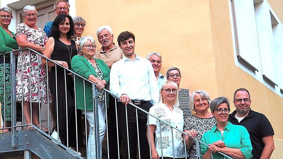 Der Mintrachinger Kirchenchor wünschte Luka Juric (Mitte) alles Gute und überreichte ein Geschenk.