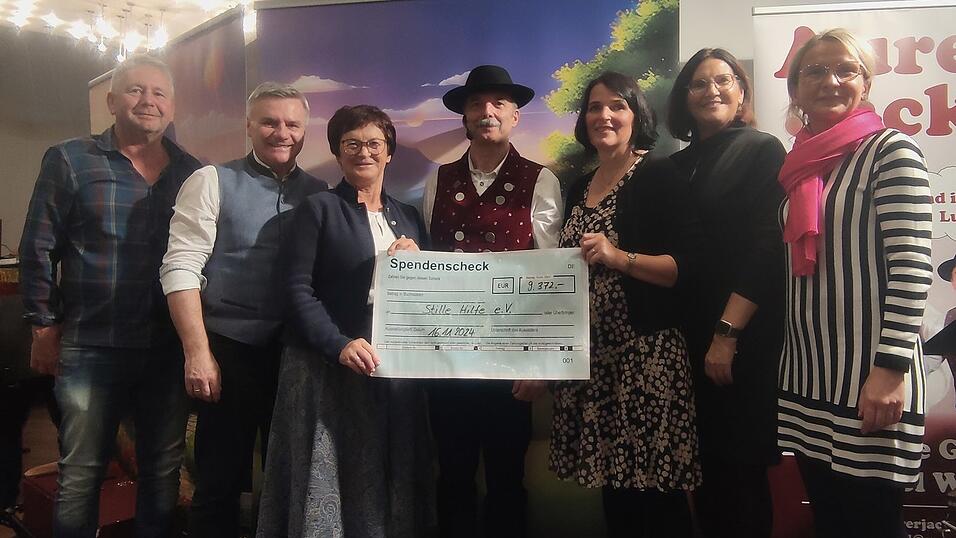 Spenden&uuml;bergabe an die Stille Hilfe mit Landrat Peter Dreier (2. v. l.).