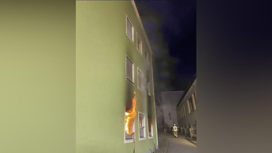 Bei einem Wohnungsbrand Ende Februar 2024 schlagen den eintreffenden Einsatzkräften bereits die Flammen aus den Fenstern entgegen. Bei Brandeinsätzen wird grundsätzlich kein Kostenersatz fällig. Bei einem Wohnungsbrand Ende Februar 2024 schlagen den eintreffenden Einsatzkräften bereits die Flammen aus den Fenstern entgegen. Bei Brandeinsätzen wird grundsätzlich kein Kostenersatz fällig.