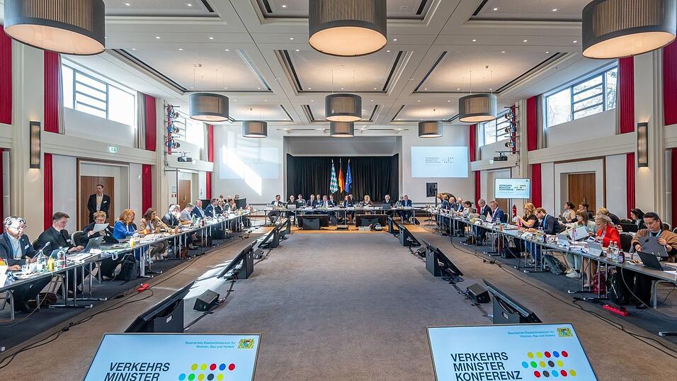 Mitte Oktober hatte Schnieder Eckpunkte zur Novelle des Führerscheins vorgelegt, diese zielt auf Vereinfachungen und mehr digitale Lösungen ab. Mitte Oktober hatte Schnieder Eckpunkte zur Novelle des Führerscheins vorgelegt, diese zielt auf Vereinfachungen und mehr digitale Lösungen ab.