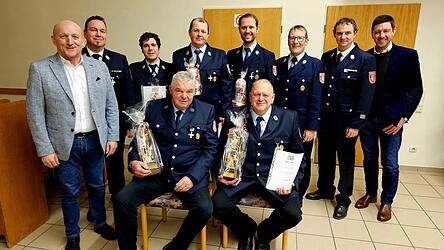 Kamen zur Jahresversammlung im Pfarrheim zusammen: B&uuml;rgermeister Franz Aster, KBI Johannes Pichlmayr, Josef Gigl, Vorstand Matthias Sch&ouml;fer, Franz Eibauer, Kommandant Christian Eibauer, KBM Andreas Miller, zweiter B&uuml;rgermeister Daniel Schneider, sowie sitzend: Rupert Fischer und zweiter Kommandant Stefan Sauer