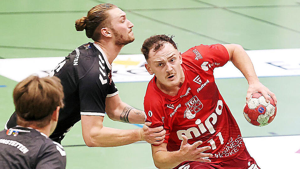 Wie passend: Nicht nur Landshuts Daniel Scheibengraber (am Ball) d&uuml;rfte am Samstag gequ&auml;lt dreingeblickt haben.