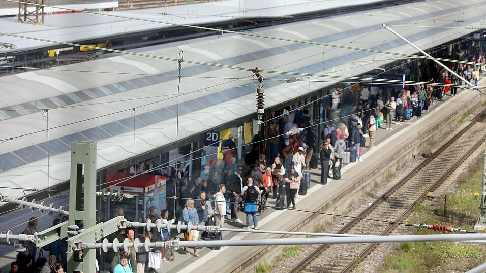 Reisende warten am Bahngleis in Ulm: Wegen einer Oberleitungsst&ouml;rung fuhren an dem wichtigen Bahn-Knotenpunkt nur vereinzelt Z&uuml;ge.