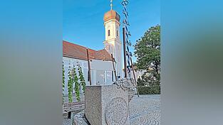Die Pfarrkirche St. Vitus mit ihrem markanten Zwiebelturm ist ein Barockbau, der in dieser Form Ende des 17. Jahrhunderts entstand. Einer ihrer Vorgängerbauten wird im Steuerverzeichnis des Bistums Regensburg vor 700 Jahren erstmals urkundlich erwähnt. Die Pfarrkirche St. Vitus mit ihrem markanten Zwiebelturm ist ein Barockbau, der in dieser Form Ende des 17. Jahrhunderts entstand. Einer ihrer Vorgängerbauten wird im Steuerverzeichnis des Bistums Regensburg vor 700 Jahren erstmals urkundlich erwähnt.