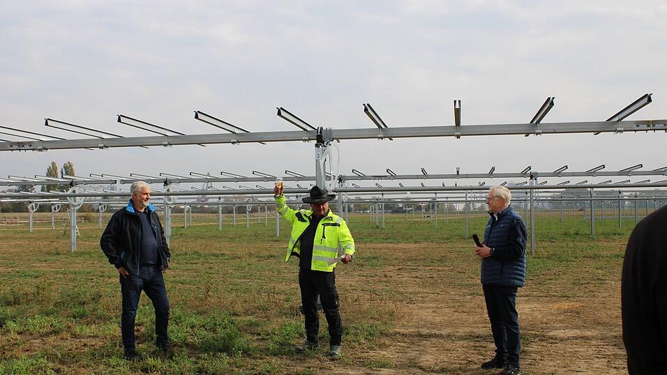 Noch stehen hinter Landwirt Gerhard Froschhammer (von links), Bauleiter Alexander Mandl von der Firma Maxsolar und dem Vorsitzenden der Genossenschaft Bürger Energie Region Regensburg (BERR), Joachim Scherrer, überwiegend Ständer. Bald werden darauf PV-Anlagen befestigt sein, die Sonnenenergie in Strom verwandeln. Darunter wird Weizen und Soja wachsen. Noch stehen hinter Landwirt Gerhard Froschhammer (von links), Bauleiter Alexander Mandl von der Firma Maxsolar und dem Vorsitzenden der Genossenschaft Bürger Energie Region Regensburg (BERR), Joachim Scherrer, überwiegend Ständer. Bald werden darauf PV-Anlagen befestigt sein, die Sonnenenergie in Strom verwandeln. Darunter wird Weizen und Soja wachsen.