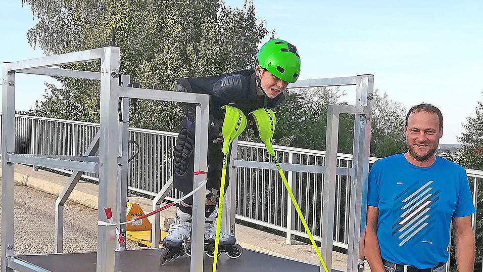 Sponsor Franz Seisenberger und sein Sohn Alexander mit der neuen Startrampe für die Inline-Alpin-Sportler.