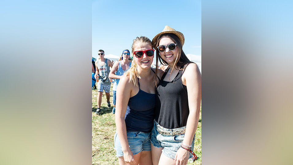 Ein Streifzug durch das Campinggelände: Trotz heißer Temperaturen sind die Festivalbesucher bestens gelaunt. (Foto: Susanne Raith) Ein Streifzug durch das Campinggelände: Trotz heißer Temperaturen sind die Festivalbesucher bestens gelaunt. (Foto: Susanne Raith)