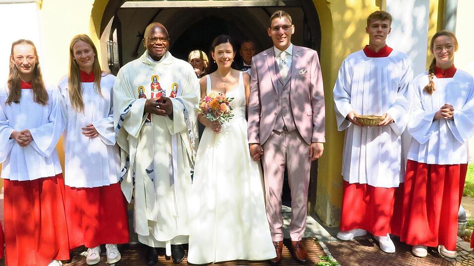 Das Ehepaar mit dem Priester und den Ministranten.