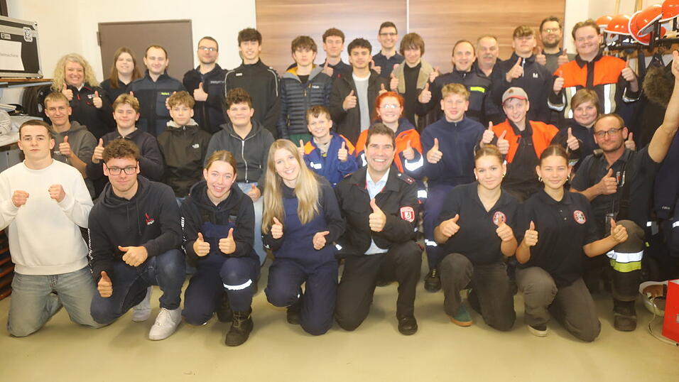 Die 25 erfolgreichen Jungfeuerwehrler beim Wissenstest mit ihren Ausbildern, Kommandanten und Jugendwarten zusammen mit Kreisjugendwartin der Kreisbrandinspektion Landshut, Vroni Härtter (h.l. stehend).