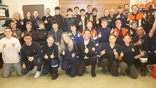 Die 25 erfolgreichen Jungfeuerwehrler beim Wissenstest mit ihren Ausbildern, Kommandanten und Jugendwarten zusammen mit Kreisjugendwartin der Kreisbrandinspektion Landshut, Vroni Härtter (h.l. stehend). Die 25 erfolgreichen Jungfeuerwehrler beim Wissenstest mit ihren Ausbildern, Kommandanten und Jugendwarten zusammen mit Kreisjugendwartin der Kreisbrandinspektion Landshut, Vroni Härtter (h.l. stehend).