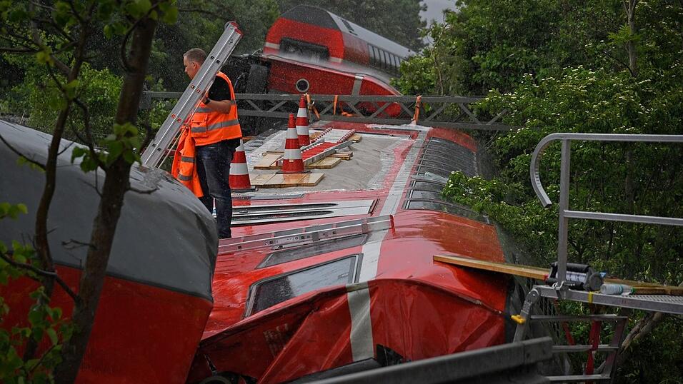 Vier Frauen sowie ein 13-J&auml;hriger starben bei dem Unfall. (Archivbild)