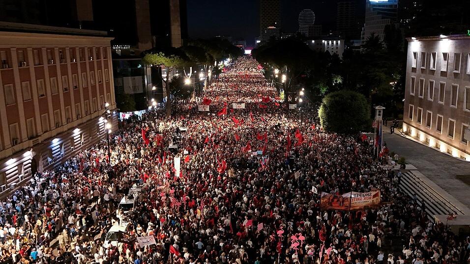 Seit gut 40 Tagen demonstrieren in Tirana große Menschenmengen gegen ein Tourismusprojekt in einem Naturschutzgebiet an der Adria. (Archivbild) Seit gut 40 Tagen demonstrieren in Tirana große Menschenmengen gegen ein Tourismusprojekt in einem Naturschutzgebiet an der Adria. (Archivbild)