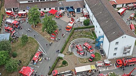 Die Spezialfahrzeuge der Feuerwehren sammelten sich im Schulhof der Mittelschule.