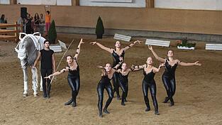 Eine Turnier-Choreographie beim Voltigieren reift oft über ein Jahr zur Perfektion. Sarah Mahren (3.v.l.) und Alina Melzl (5.v.l)und ihre Gruppe trainieren dafür mehrmals pro Woche.