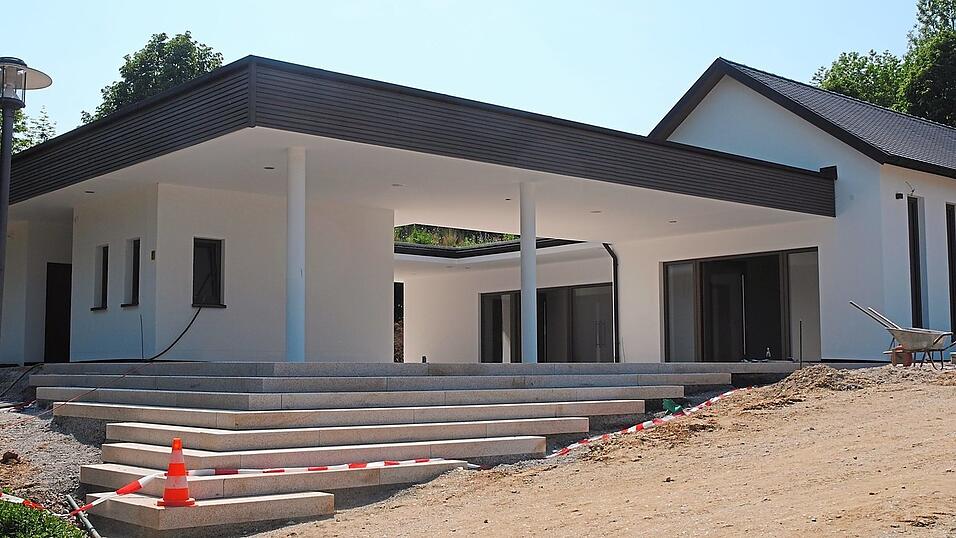 Die neue Aussegnungshalle nimmt Gestalt und Form an. Vor Kurzem wurden die Treppen zum Vorplatz angelegt. In wenigen Monaten soll alles fertig sein. Die neue Aussegnungshalle nimmt Gestalt und Form an. Vor Kurzem wurden die Treppen zum Vorplatz angelegt. In wenigen Monaten soll alles fertig sein.