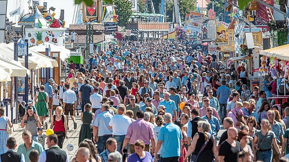 Zahlreiche Besucher gehen &uuml;ber das Gel&auml;nde des G&auml;ubodenvolksfestes. Ungef&auml;hr 1,4 Millionen Menschen kommen j&auml;hrlich zu diesem Fest.