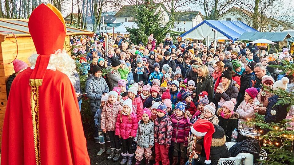 Mit großen und leuchtenden Augen wird der heilige Nikolaus von den Kindergartenkindern mit ihren Liedern erwartet. Mit großen und leuchtenden Augen wird der heilige Nikolaus von den Kindergartenkindern mit ihren Liedern erwartet.