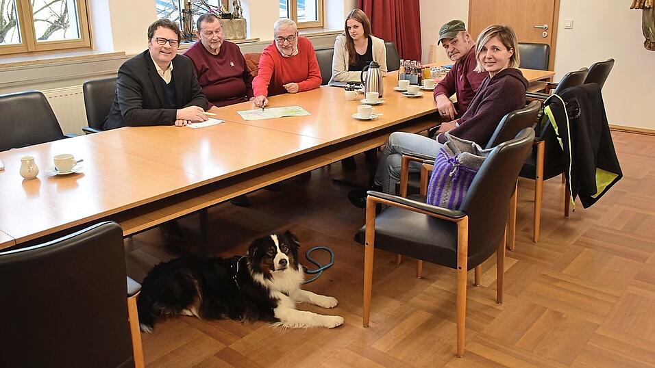 Sie trafen sich, um ein ernstes Problem zu bereden: B&uuml;rgermeister Dr. Stefan Spindler mit Sophie Schneider vom Ordnungsamt (Dritte von rechts) und die Hundefreunde Manfred Reindl, Martin Schmidtler, Anita Pregler mit dem Australian Shepard 'Gibson' und Heiner Unger.
