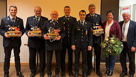 Für jahrelange Arbeit in der Vorstandschaft und als Kommandant erhielten die ausgeschiedenen Vorstandschaftsmitglieder und der Kommandant ein Präsent.