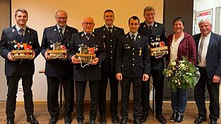 Für jahrelange Arbeit in der Vorstandschaft und als Kommandant erhielten die ausgeschiedenen Vorstandschaftsmitglieder und der Kommandant ein Präsent. Für jahrelange Arbeit in der Vorstandschaft und als Kommandant erhielten die ausgeschiedenen Vorstandschaftsmitglieder und der Kommandant ein Präsent.