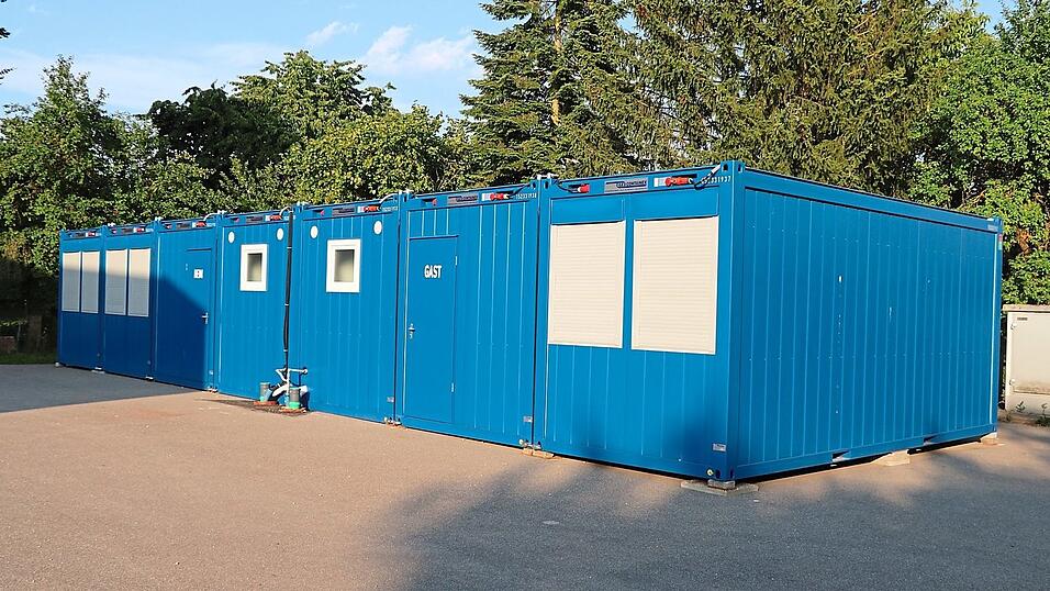 Die Containeranlage mit Umkleiden und Duschen f&uuml;r die Fu&szlig;baller des TuS stehen auf dem asphaltierten Parkplatz bei der Schule. Der Gemeinderat hatte daf&uuml;r einen Zuschuss von 120.000 Euro gew&auml;hrt. 40.000 Euro hat der Verein aus eigener Tasche bezahlt.