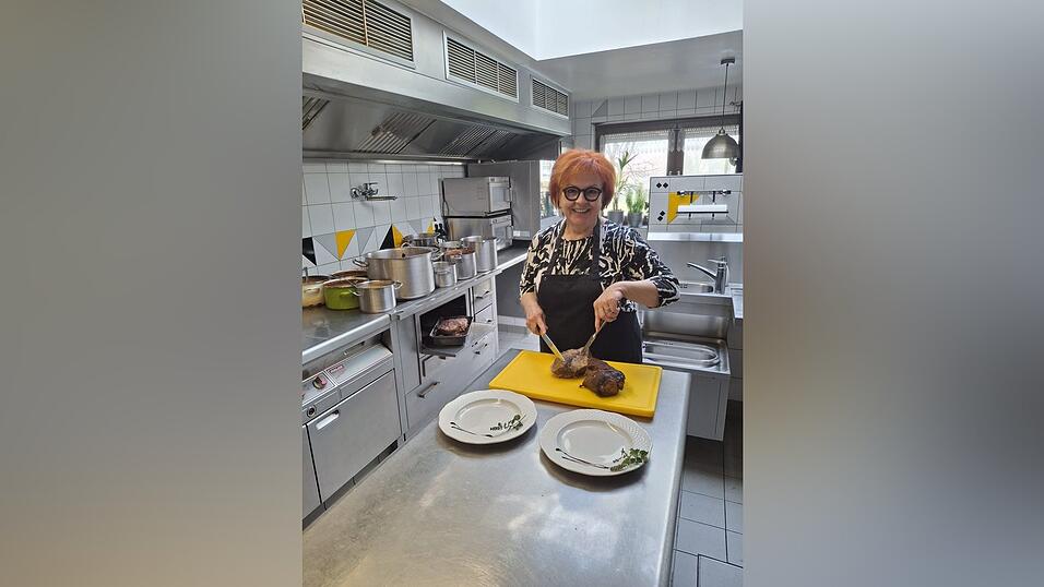 Sauerbraten, Wildgerichte und Scheufele gehören zu ihren Spezialitäten: Evi Steudl in ihrer Wirtshausküche.