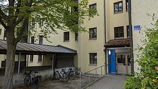 Ungefähr hier wollen die Hauptzeugin und ihr Freund gestanden haben, als der Angeklagte im Eingangsbereich des Wohnheims „irgendetwas Weißes“ in die Briefkästen seiner Nachbarinnen geworfen habe. Ihre Aussagen unterschieden sich aber so deutlich, dass sie letztlich nicht für eine Verurteilung reichten.
