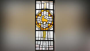 Das von Helmut M&uuml;nch gestaltete Kirchenfenster in der Mainburger Erl&ouml;serkirche ist eine Interpretation der Offenbarung 21.