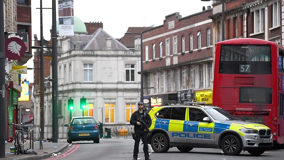 In der Streatham High Road ist ein Mann nach einem Messerangriff von bewaffneten Polizisten erschossen worden. In der Streatham High Road ist ein Mann nach einem Messerangriff von bewaffneten Polizisten erschossen worden.