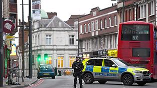 In der Streatham High Road ist ein Mann nach einem Messerangriff von bewaffneten Polizisten erschossen worden.