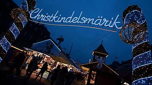 In der Elsassmetropole Straßburg gibt es Streit um die Erneuerung des Eingangsbogens zum berühmten Weihnachtsmarkt (Archivbild). In der Elsassmetropole Straßburg gibt es Streit um die Erneuerung des Eingangsbogens zum berühmten Weihnachtsmarkt (Archivbild).