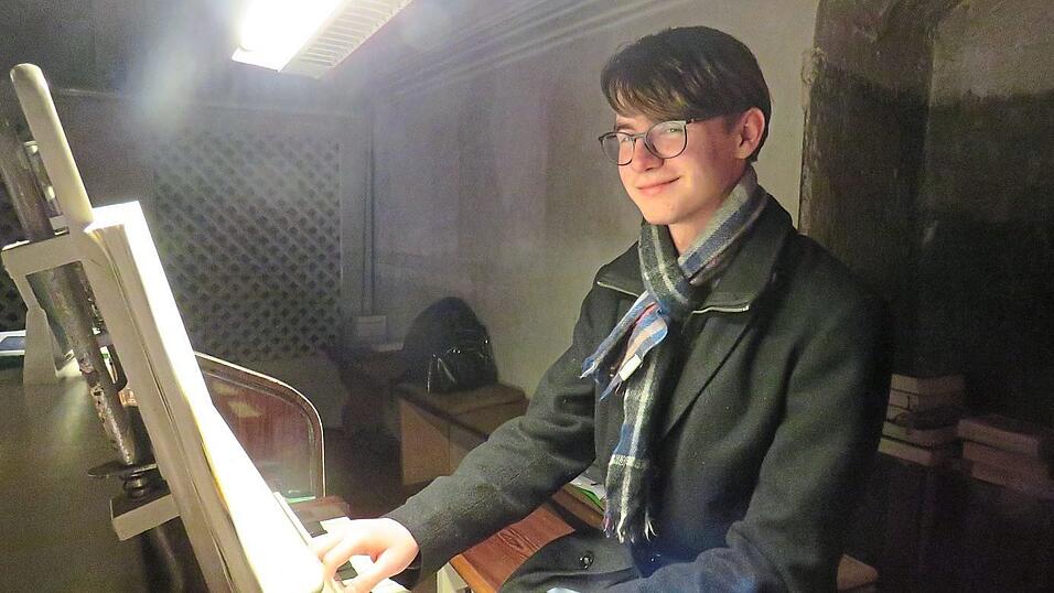 Maximilian Brunner an der wunderbaren Hirnschrodt-Orgel. Maximilian Brunner an der wunderbaren Hirnschrodt-Orgel.