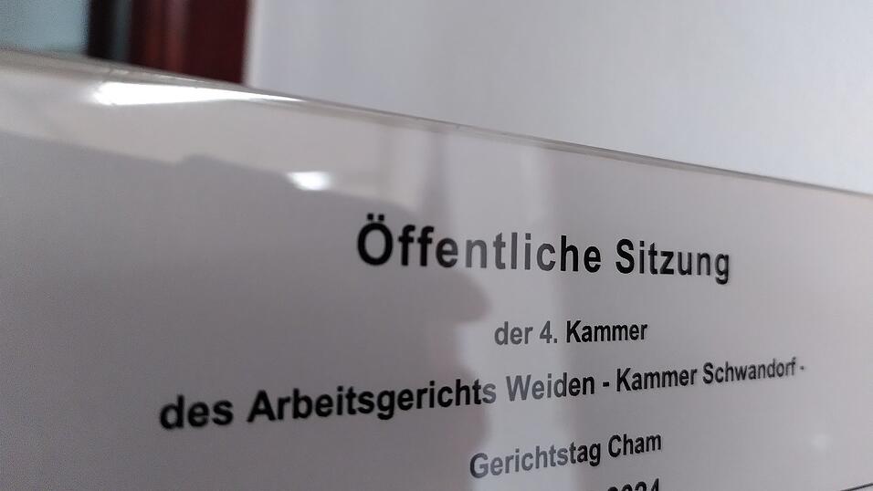 Vor dem Arbeitsgericht in Cham klagt eine Angestellte des öffentlichen Dienstes gegen ihre fristlose Künding bei der Stadt Roding. Vor dem Arbeitsgericht in Cham klagt eine Angestellte des öffentlichen Dienstes gegen ihre fristlose Künding bei der Stadt Roding.