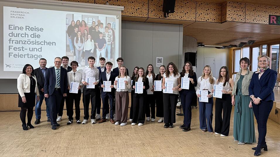 Die Sch&uuml;ler mit Seminarleiterin Maria Klement. Die Sch&uuml;ler bekamen ihre Zertifikate von Ministerialbeauftragtem Peter Brendl, seiner Mitarbeiterin Silke Rager und Dr. Jutta Krogull.