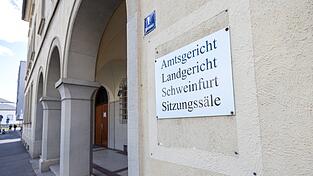 Ein ehemaliger Bankangestellter soll ältere Kunden um hohe Geldsummen betrogen haben. (Symbolbild)