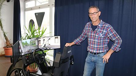 Mithilfe eines Fahrsimulators k&ouml;nnen Fahrsch&uuml;ler die Grundkenntnisse des Autofahrens lernen, sagt Markus Heigl, Fahrlehrer in Cham.