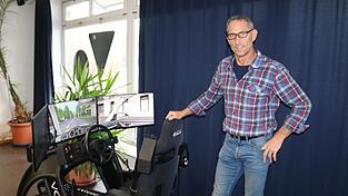 Mithilfe eines Fahrsimulators k&ouml;nnen Fahrsch&uuml;ler die Grundkenntnisse des Autofahrens lernen, sagt Markus Heigl, Fahrlehrer in Cham.